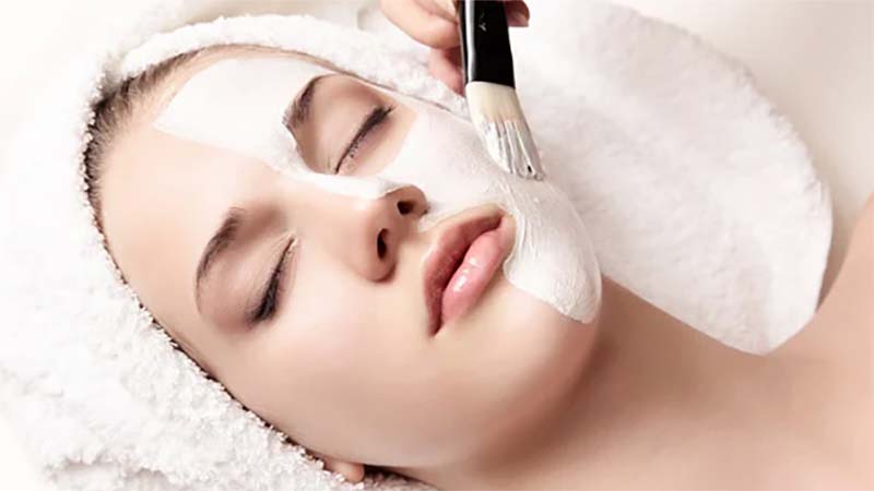 Đắp mặt nạ sữa chua mật ong